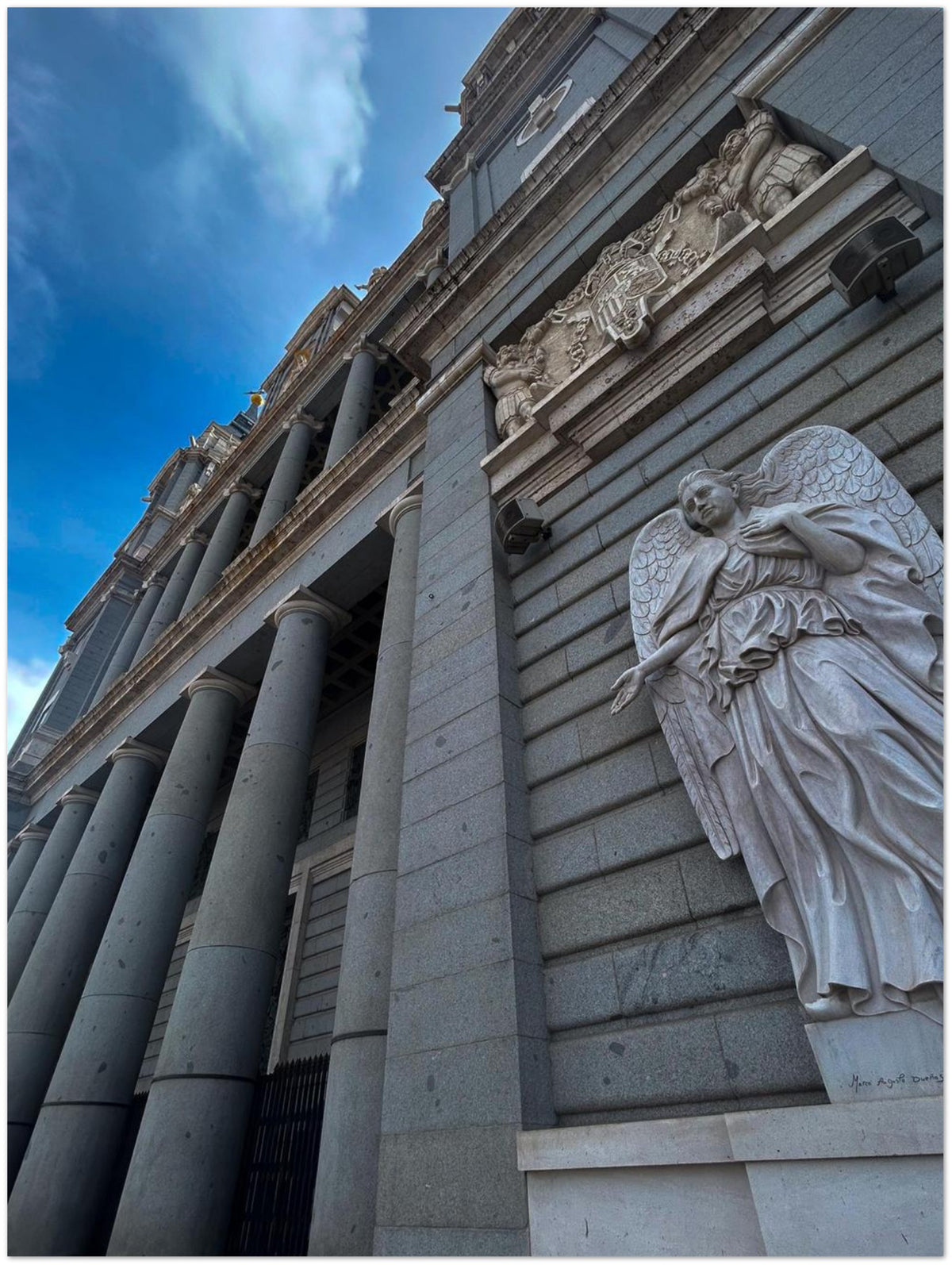 Madrid Overlooker, shown at an angle to give a sense of depth and scale
